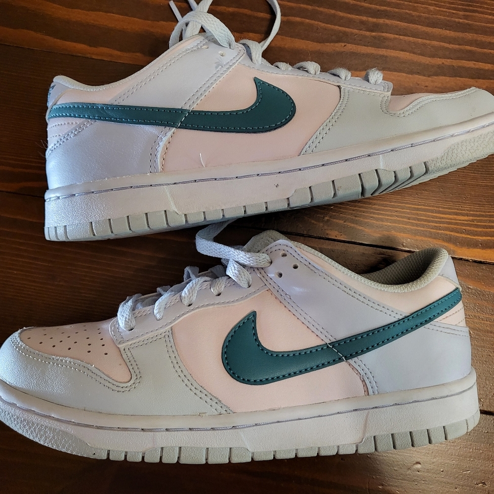 Nike Green and White Sneakers Low-Top Style